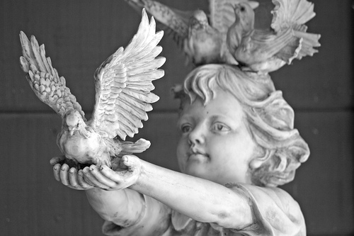 Дечак пушта птицу из руке, статуа